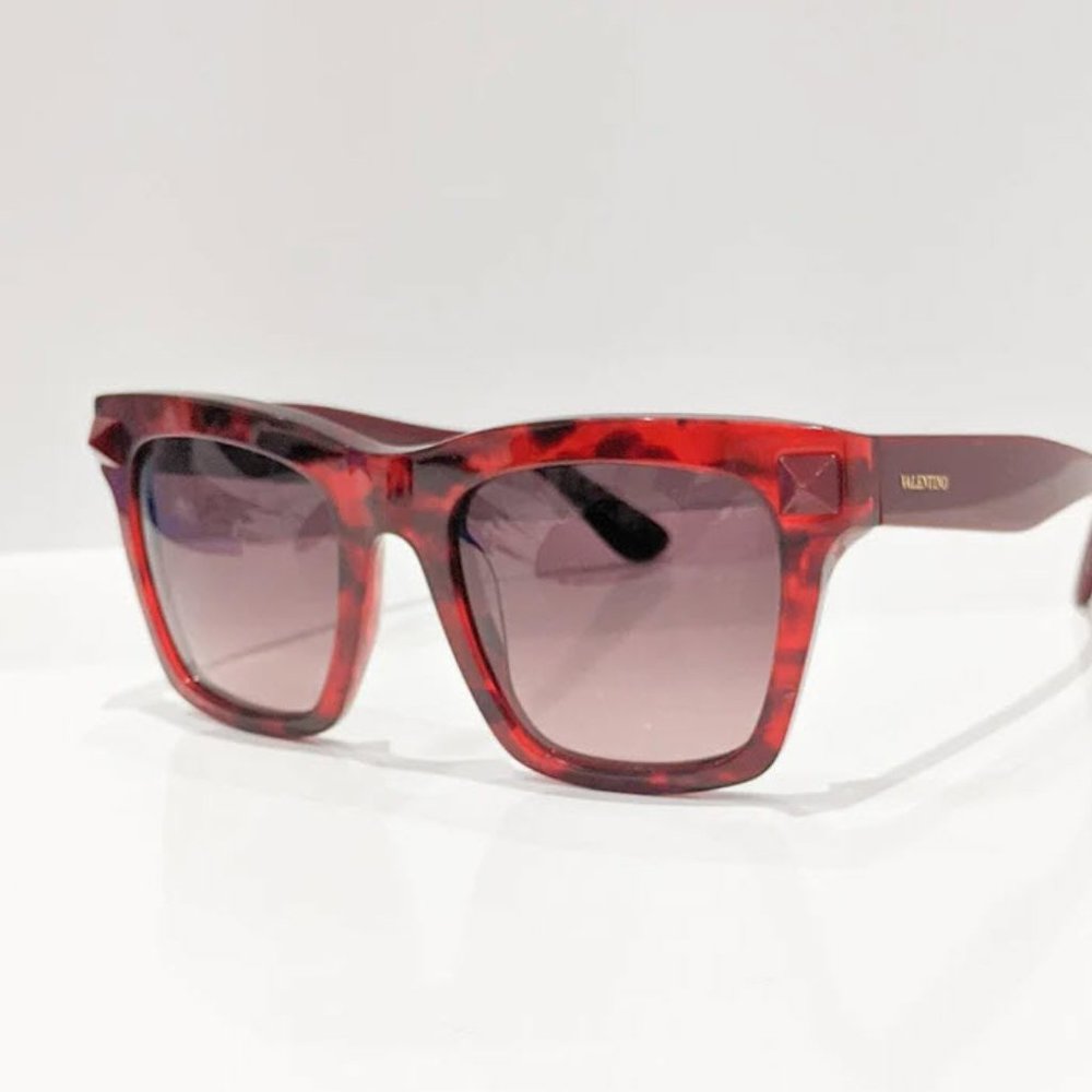 Valentino V711S Sunglasses with Case and CleaningCloth